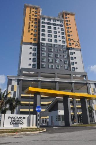 Seaside Haven Homestay Seaview Unit With Pool Opposite Ktcc & Mayang Mall - Pangsapuri Ladang Tanjung Куала-Тренгану Экстерьер фото